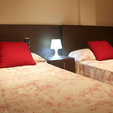 Hostal Cafeteteria Goya Barbastro Oda fotoğraf