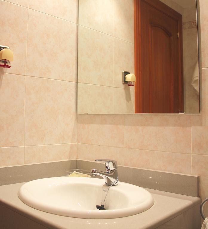 Hostal Cafeteteria Goya Barbastro Oda fotoğraf