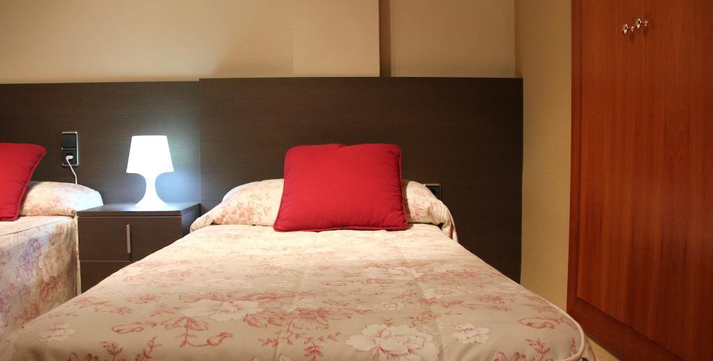 Hostal Cafeteteria Goya Barbastro Oda fotoğraf