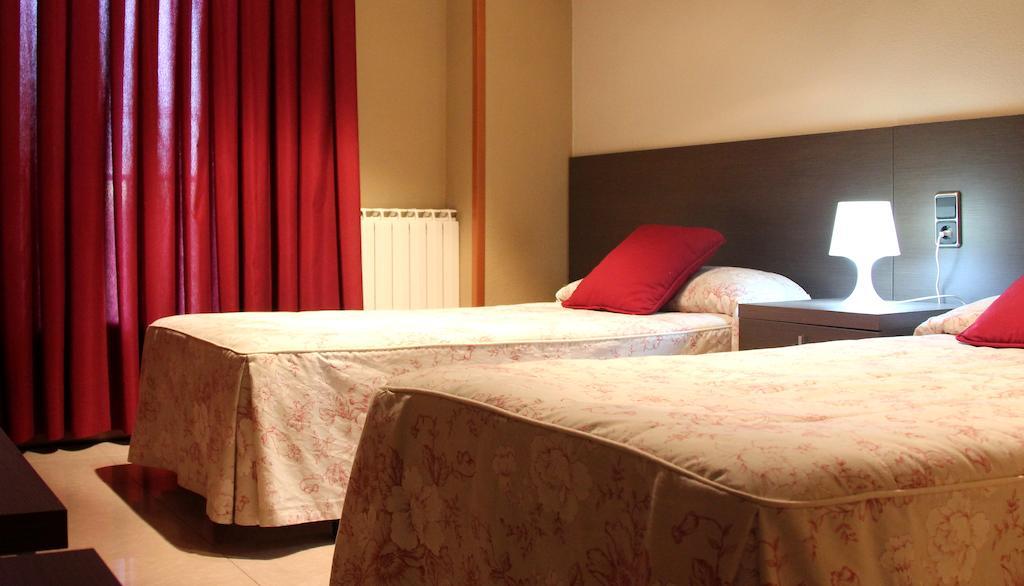 Hostal Cafeteteria Goya Barbastro Oda fotoğraf