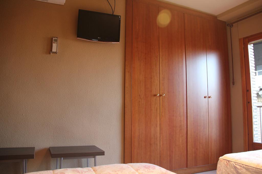 Hostal Cafeteteria Goya Barbastro Oda fotoğraf