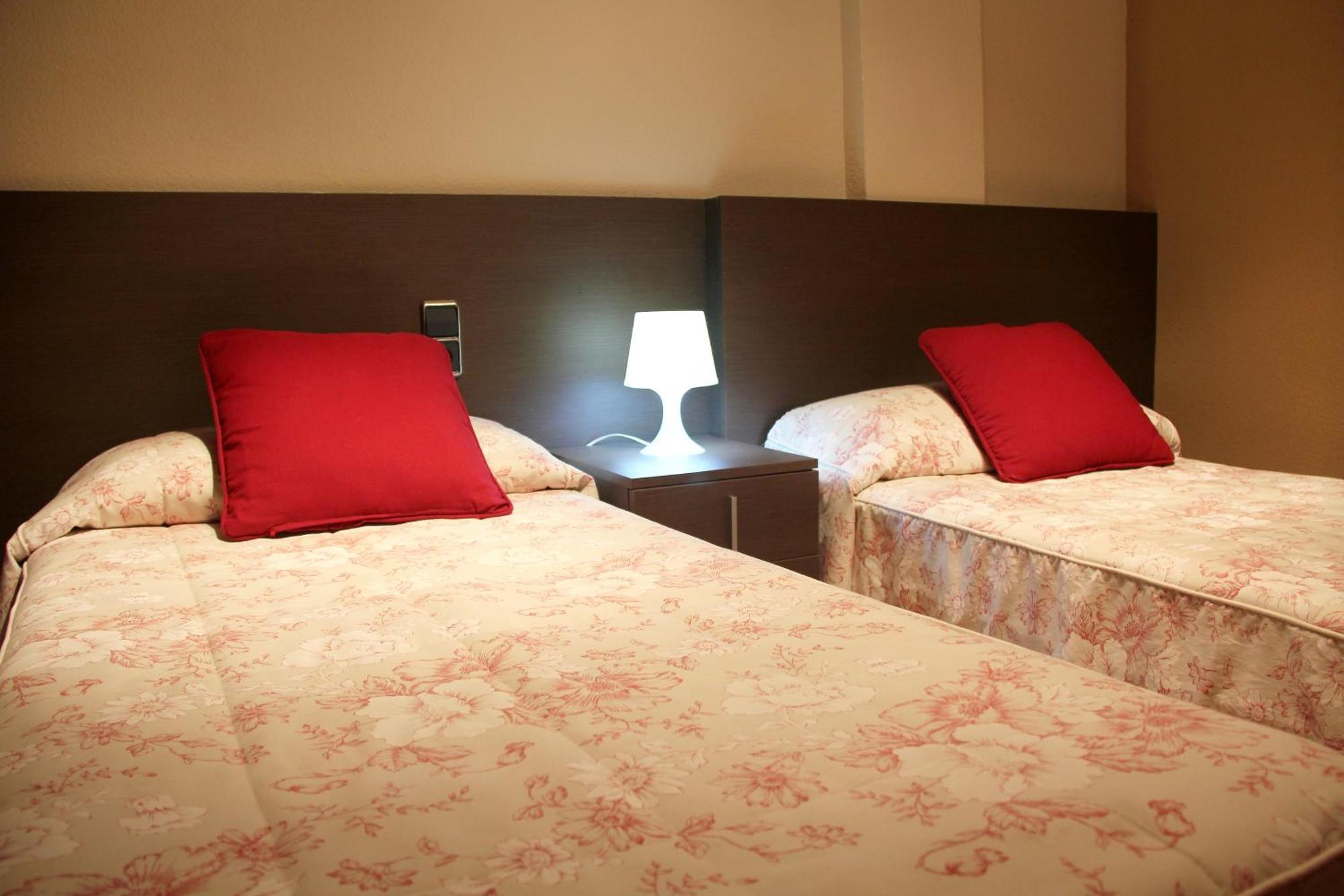 Hostal Cafeteteria Goya Barbastro Oda fotoğraf