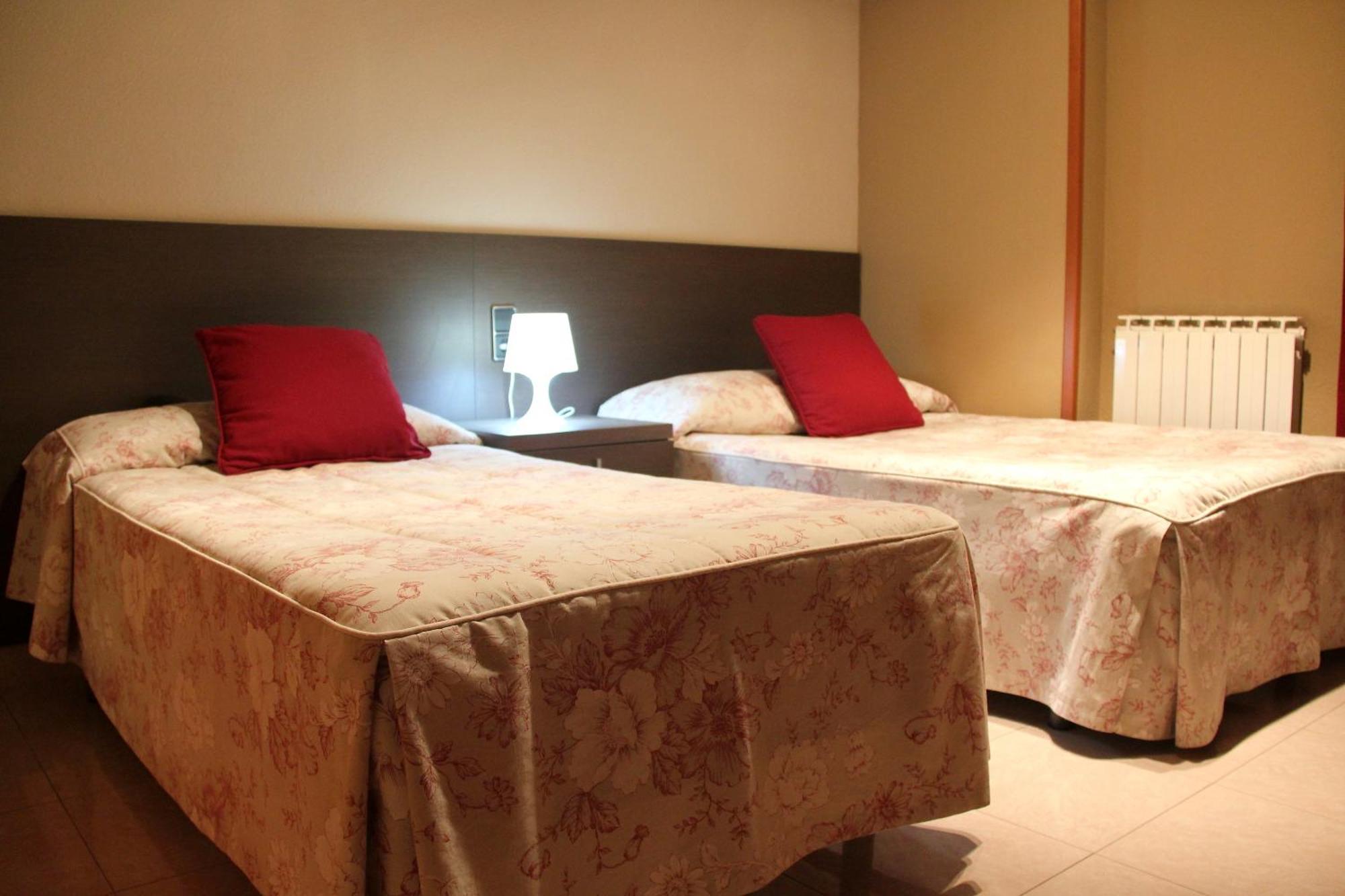 Hostal Cafeteteria Goya Barbastro Oda fotoğraf