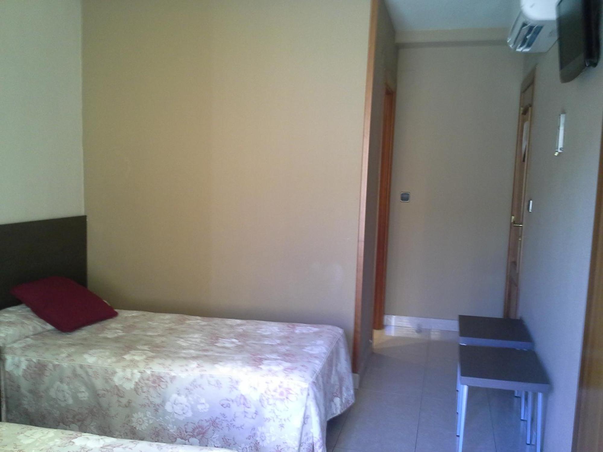Hostal Cafeteteria Goya Barbastro Oda fotoğraf